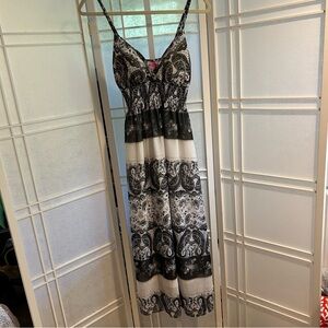 🖤 She’s Cool Black & White Paisley Maxi Dress - Size S